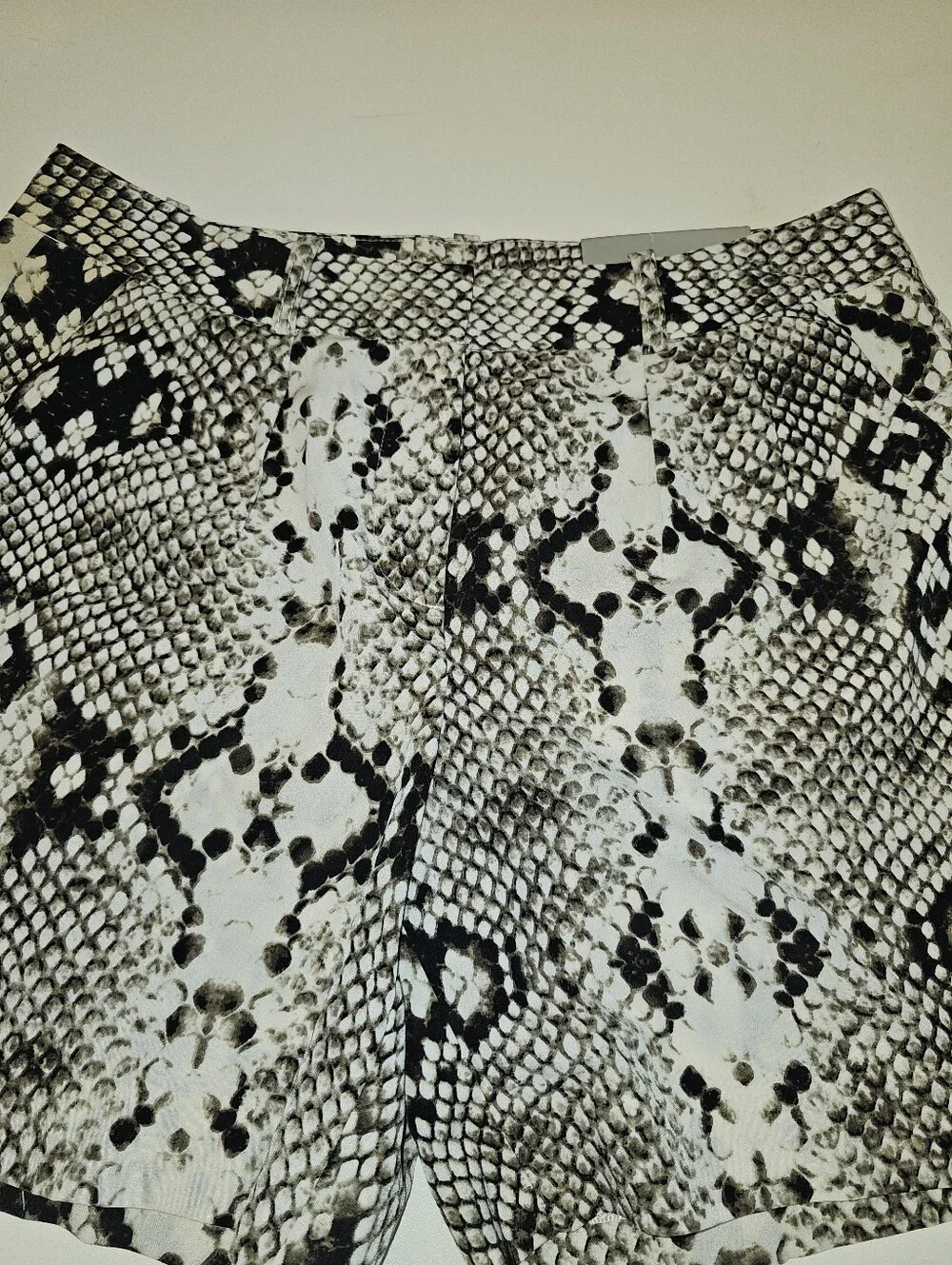 NWT | 4 | Worthington | Black White Snakeskin Print Tailored Bermuda Shorts